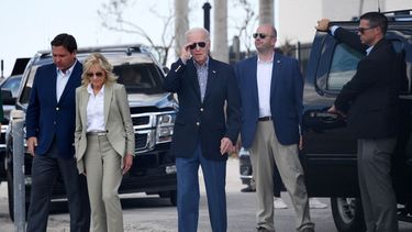 El presidente Joe Biden a su arribo a la zona devastada en Florida por el huracán Ian, junto a su esposa Jill y el gobernador de Florida, Ron DeSantis.&nbsp;