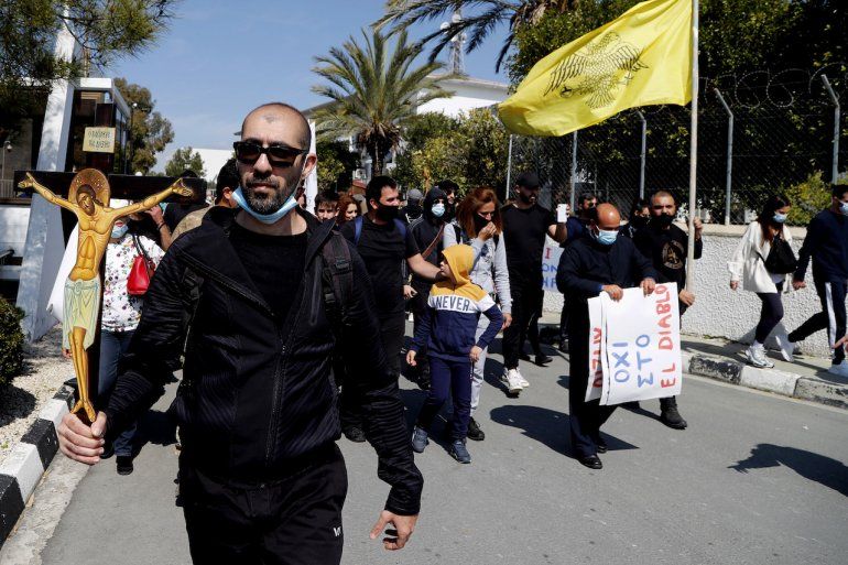 Manifestantes se concentran frente a la emisora estatal chipriota en Nicosia