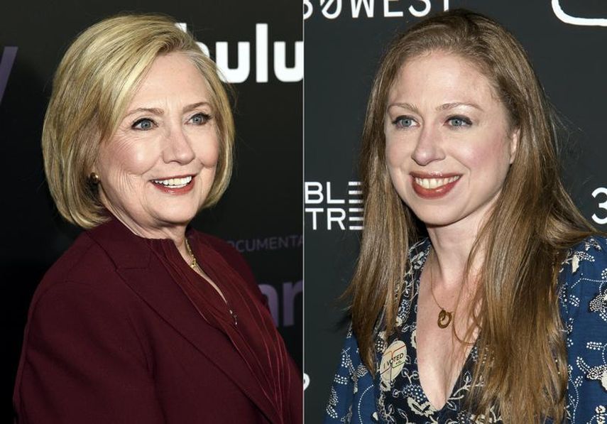 La ex secretaria de estado Hillary Clinton asiste al estreno del documental de Hulu Hillary en Nueva York, el 4 de marzo de 2020, izquierda, y Chelsea Clinton asiste a una función de Colette en Nueva York el 13 de septiembre de 2018. Madre e hija entrevistarán a personalidades como Kim Kardashian, Megan Thee Stallion y Gloria Steinem para una serie llamada Gutsy que se estrena el 9 de septiembre en Apple TV.&nbsp;