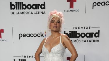 La cantante colombiana Karol G posa en la alfombra azul de los Premios Latin Billboard, en Coral Gables, Florida, el jueves 5 de octubre de 2023.&nbsp;