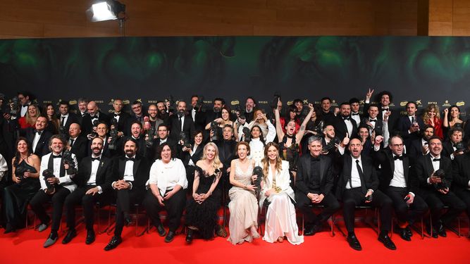 Los equipos de La infiltrada y El 47, ganadores ex aequo del premio a la Mejor película, posan durante la 39ª entrega de los Premios Goya en el Palacio de Exposiciones y Congresos de Granada, el 8 de febrero de 2025.