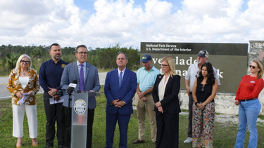 Senador René García junto a comisionados, organizaciones ambientales y representantes agrícolas del sur de Florida alerta sobre riesgos de la nueva ley para los Everglades.&nbsp;