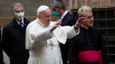 El papa Francisco saluda después de oficiar una misa en la Iglesia del Espíritu Santo el domingo 11 de abril de 2021, en Sassia, Roma.