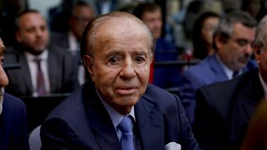 En esta foto de archivo del 28 de febrero de 2019, el expresidente argentino Carlos Menem está sentado en una corte en Buenos Aires, Argentina.&nbsp;