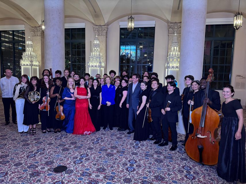 La orquesta y el coro de la Herbert and Nicole Wertheim School of Music & Performing Arts de la Universidad Internacional de Florida (FIU).