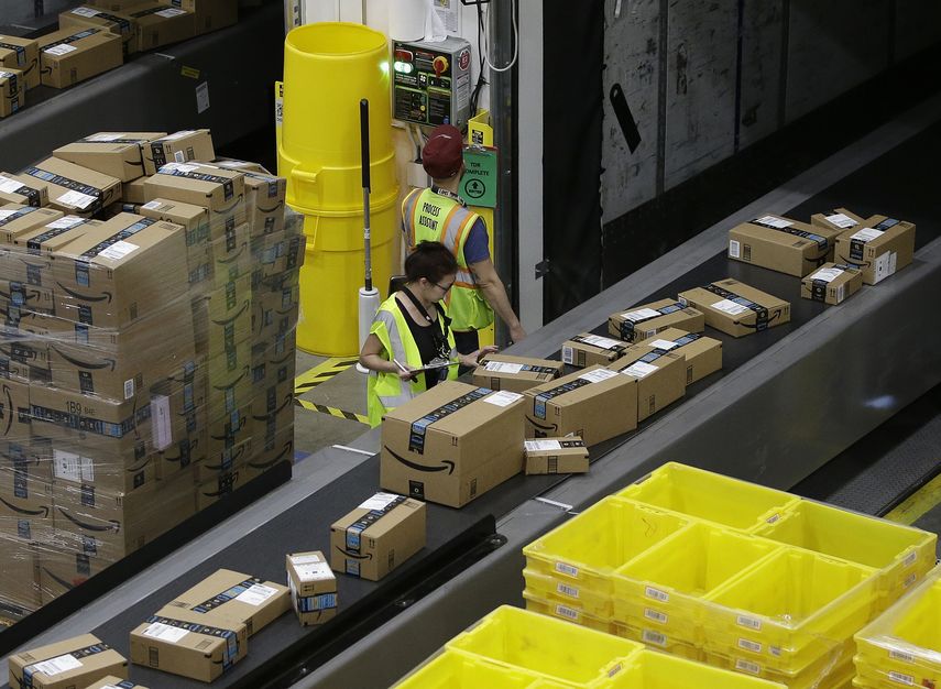 Paquetes movi&eacute;ndose en una banda transportadora para ser enviados a su destino en el nuevo Amazon Fulfillment Center en Sacramento, California.