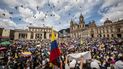 Miles de manifestantes protestan contra la reforma fiscal y otras iniciativas del gobierno del presidente Gustavo Petro en la plaza Bolívar en el centro de Bogotá, Colombia, el lunes 26 de septiembre de 2022.
