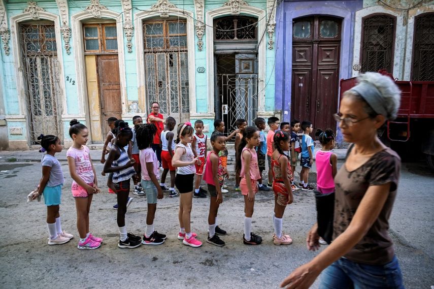 Niños hacen ejercicio en una calle de La Habana, Cuba.