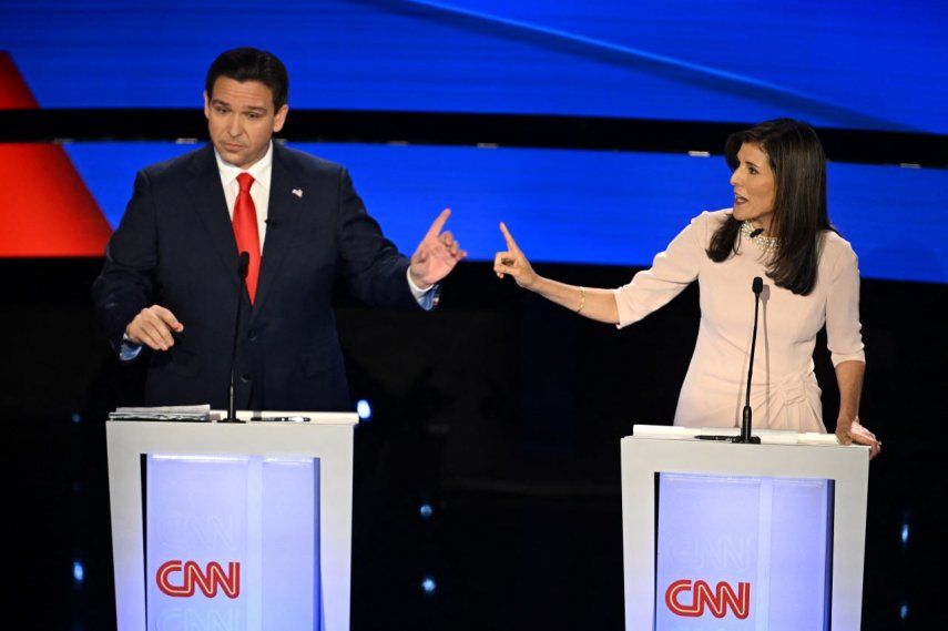 El gobernador de Florida, Ron DeSantis y la ex embajadora de Estados Unidos ante la ONU, Nikki Haley, hablan durante el quinto debate de las primarias presidenciales republicanas en la Universidad Drake en Des Moines, Iowa, el 10 de enero de 2024.