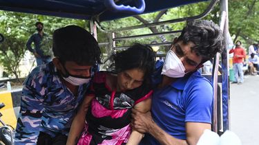 Un paciente se derrumba cuando lo llevan en un rickshaw en bicicleta fuera de un Gurudwara (Templo Sikh) que proporciona oxígeno gratis a los pacientes.&nbsp;