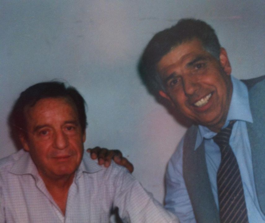 Rubén Aguirre posa junto a Roberto Gómez Bolaños, en una foto de su archivo personal. (FACEBOOK)