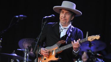 En esta foto de archivo tomada el 22 de julio de 2012, la leyenda estadounidense Bob Dylan actúa en el escenario durante la 21ª edición del festival de música Vieilles Charrues en Carhaix-Plouguer, en el oeste de Francia.