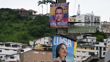 Pancartas con la imagen del presidente y candidato presidencial de Ecuador, Daniel Noboa (arriba), y la candidata presidencial de izquierda, Luisa González, se muestran en una calle de Guayaquil, Ecuador, el 11 de abril de 2025. &nbsp;