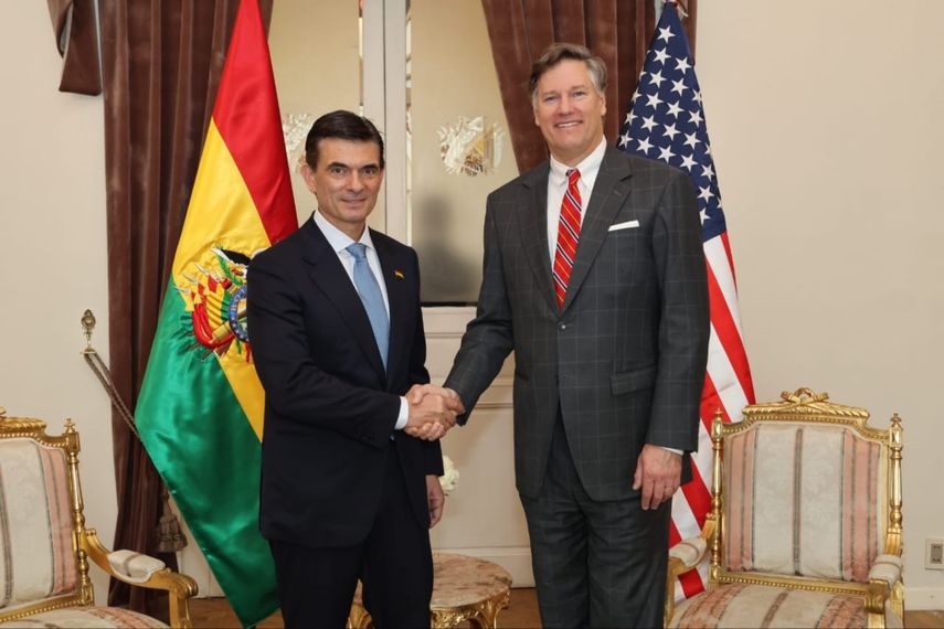 El presidente de Bolivia, Rodrigo Paz, y el subsecretario de Estado de EEUU, Christopher Landau en Bolivia, el 8 de noviembre de 2025