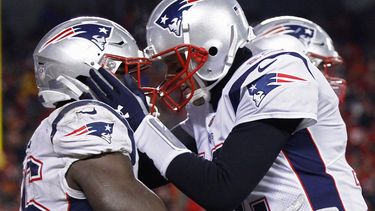El mariscal de campo de los Patriots de Nueva Inglaterra, Tom Brady (d), y su compañero de equipo Sony Michel (i).