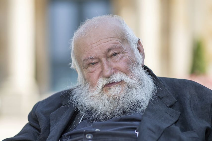 El artista de acción Hermann Nitsch está frente a la Festspielhaus en Bayreuth, Alemania, 23 de julio de 2021. Nitsch, un vanguardista austríaco conocido entre otras cosas por sus pinturas de acción creadas con sangre y entrañas de animales, ha muerto, se informó el martes 19 de abril de 2022.
