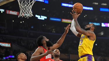 LeBron James, derecha, intenta un tiro por los Lakers de Los Ángeles frente a Russell Westbrook, izquierda, James Harden, segundo de izquierda a derecha, y P.J. Tucker durante el partido del jueves 6 de febrero de 2020, en Los Ángeles.