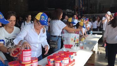 Donaciones voluntarias para la nación caribeña en una jornada de ayuda humanitaria en Miami.