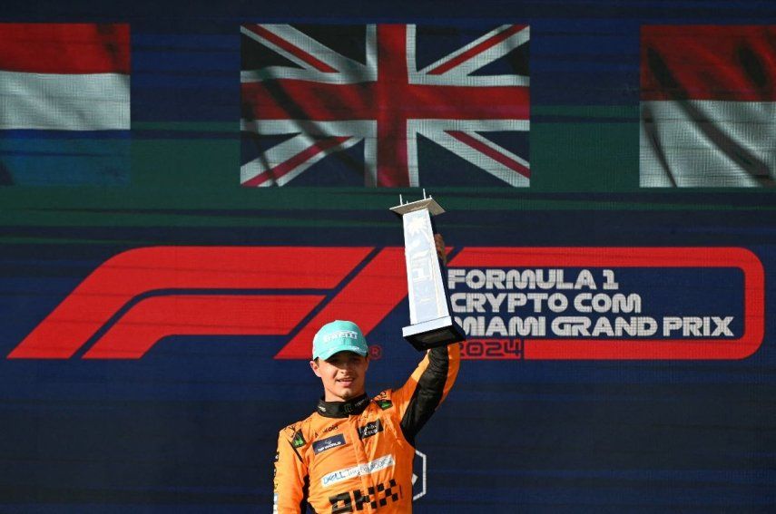 El piloto británico de McLaren, Lando Norris, celebra en el podio tras ganar el Gran Premio de Fórmula 1 de Miami 2024.