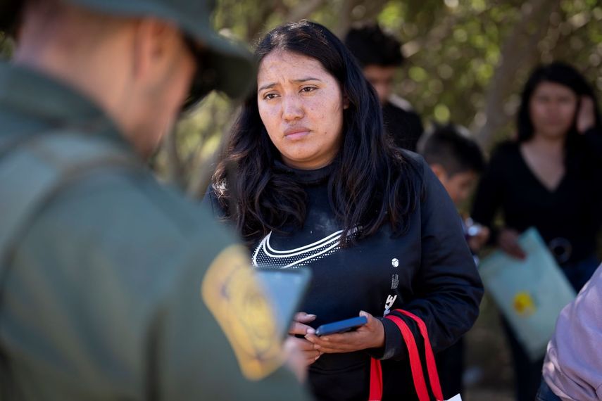 Una migrante de México habla con un agente de la Patrulla Fronteriza previo a ser transportada en una camioneta para ser procesada para el asilo, el miércoles 5 de junio de 2024, cerca de Dulzura, California.