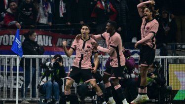El defensor marroquí del PSG, Achraf Hakimi (izq), celebra luego de anotar el primer gol de su equipo en un juego ante el Lyon, el 23 de febrero de 2025.