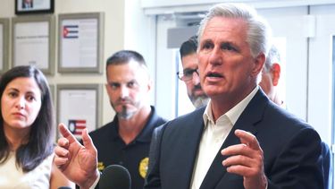 El líder de la minoría republicana en la Cámara de Representantes, Kevin McCarthy, habla en una conferencia de prensa, en Hialeah Gardens, Florida.