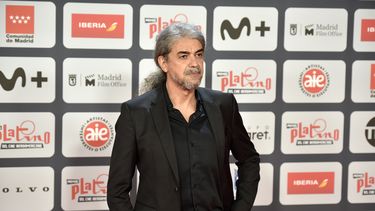 El cineasta español Fernando León de Aranoa posa para los medios en los Premios Platino, en Madrid, el 1 de mayo de 2022. León de Aranoa ganó el premio a Mejor dirección y guión por El buen patrón, que fue elegida la mejor película del año.