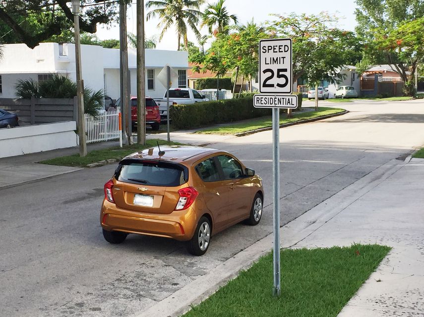 La reducción de la velocidad a 25 millas por hora, o 40 kilómetros por hora, en calles de zonas residenciales ha sido recibido con escepticismo por los vecinos del área.