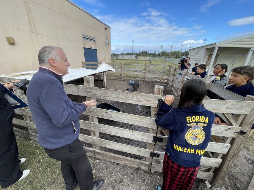 Esteban Bovo alcalde de Hialeah se interesa por la granja estudiantil. 