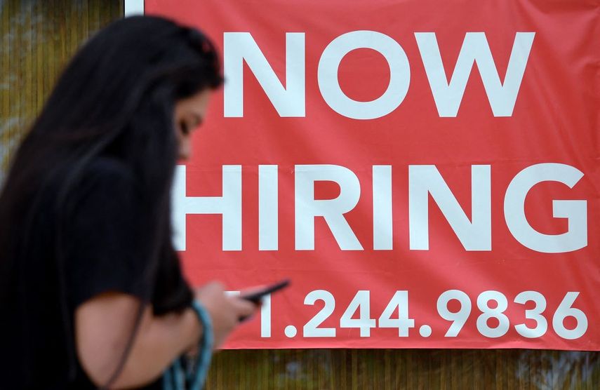 EEUU: Menos empleos vacantes, pero continúa escasez