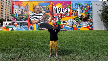 Lalone, frente a su mural en Coral Gables, Miami-Dade, Florida.