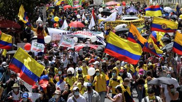 La gente sostiene banderas de Colombia mientras participan en una nueva protesta contra el gobierno del presidente colombiano Iván Duque, en Bogotá el 19 de mayo de 2021. &nbsp;
