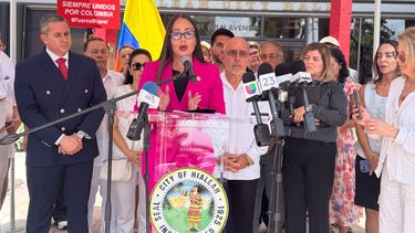 Jackie García-Roves, alcaldesa de Hialeah, toma la palabra ante los medios