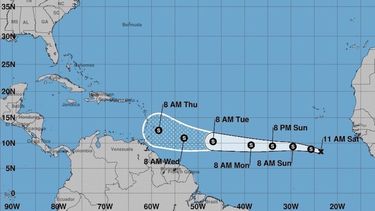 Imagen cedida hoy, sábado 22 de septiembre de 2018, por el Centro Nacional de Huracanes (NHC), que muestra el pronóstico de tres días de la tormenta tropical Kirk, durante su avance hacia el oeste en el Atlántico desde las costas de África.