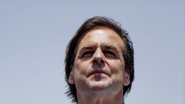 En esta imagen de archivo, tomada el 30 de noviembre de 2019, el entonces candidato presidencial del Partido Nacional, Luis Lacalle Pou, se pone la mano sobre el corazón durante un mítin luego de su victoria electoral, en Montevideo, Uruguay. Lacalle Pou se convertirá en el presidente más joven de la historia de Uruguay cuando asuma el cargo el 1 de marzo de 2020, poniendo fin a 15 años de gobiernos de izquierdas.&nbsp;