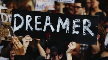 Manifestantes protestan en EEUU contra la decisión de Trump de acabar con el programa DACA.