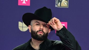 Carin León llega al 37º Premio Lo Nuestro de Univision en el Kaseya Center en Miami, Florida, el 20 de febrero de 2025. 