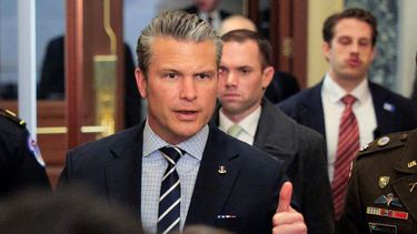 El Secretario de Guerra de Estados Unidos, Pete Hegseth, llega a una sesión informativa con los líderes del Congreso bicameral en el Capitolio, el 5 de enero de 2026 en Washington, DC.