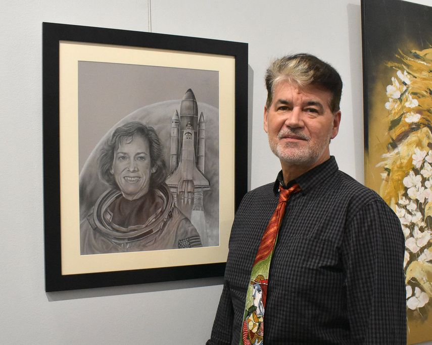 El artista Rei Luzardo presenta su obra Ellen Ochoa la primera mujer hispana en ir al espacio, en la exhibición en honor a la mujer.