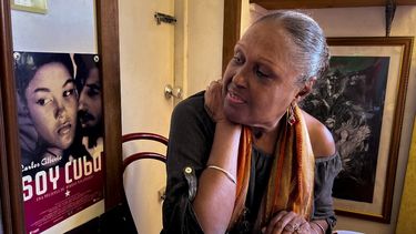 La actriz cubana Luz María Collazo mira un cartel de la película ruso-cubana Soy Cuba que protagonizó, durante una entrevista con AFP en su departamento de Nuevo Vedado, en La Habana, el 16 de marzo.