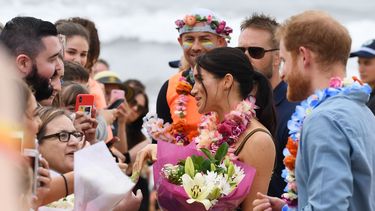 El cielo cubierto y la niebla matutita no impidió que cientos de personas se acercaran a saludar a los duques de Sussex e incluso muchos estudiantes se saltaron las primeras horas de clase para verlos.