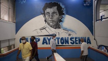 Unas personas acuden a votar en una escuela en Rocinha, Río de Janeiro, en la primera vuelta de las elecciones municipales en Brasil, el 15 de noviembre de 2020. La segunda vuelta es el 30 de noviembre.