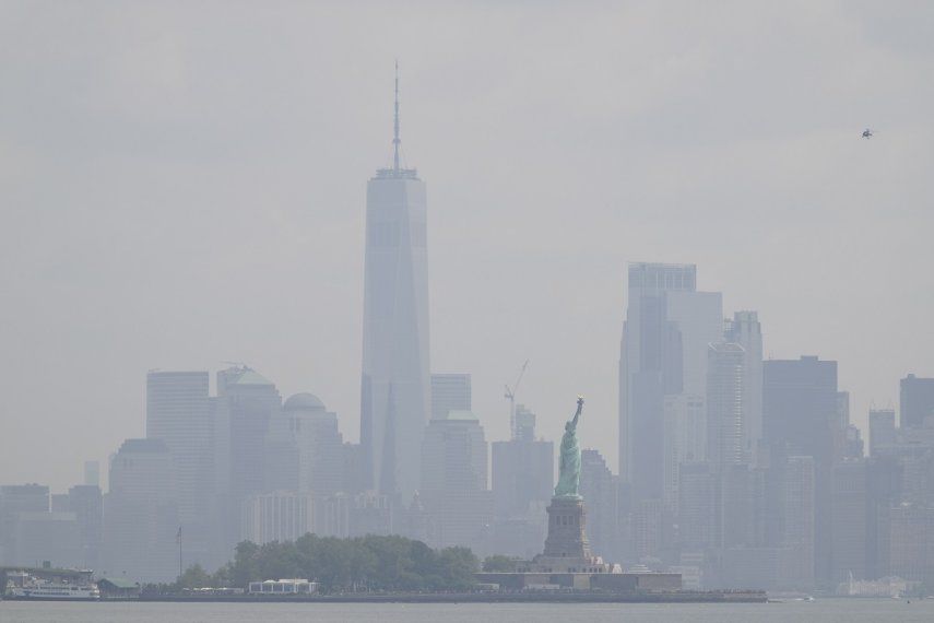 La Estatua de la Libertad logra verse entre una densa nube de humo que cubre la ciudad de Nueva York, vista desde Jersey City, Nueva Jersey, el jueves 29 de junio de 2023.&nbsp;