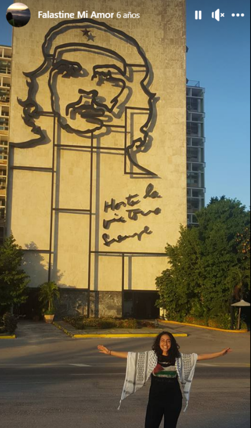 Nejwa Ali, posa con la imagen del Che Guevara en Cuba.