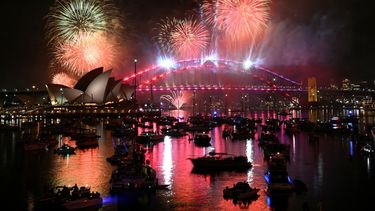 Los fuegos artificiales iluminan el cielo de medianoche sobre el Puente del Puerto de Sídney y la Ópera de Sídney durante las celebraciones de Año Nuevo en Sídney el 1 de enero de 2026.