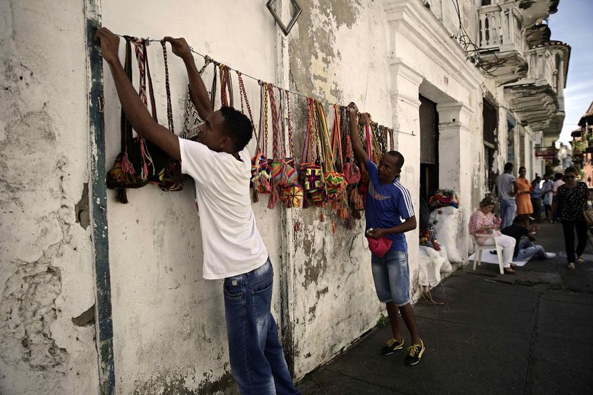 Varios vendedores colocan sus mercancías en las principales calles del Casco Antiguo de Cartagena, sede de la XXV&nbsp;Cumbre&nbsp;Iberoamericana