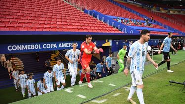 La selección de Argentina sale al terreno durante un Juego de la Copa América en Brasil