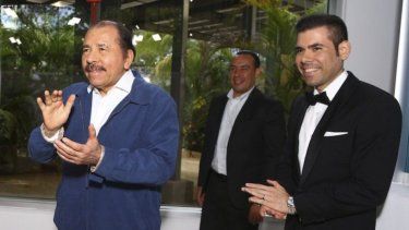 El dictador sandinista Daniel Ortega junto a su hijo Laureano Ortega Murillo, a quien, según algunos analistas, sus padres ya de edad avanzada pretenden heredar el poder.