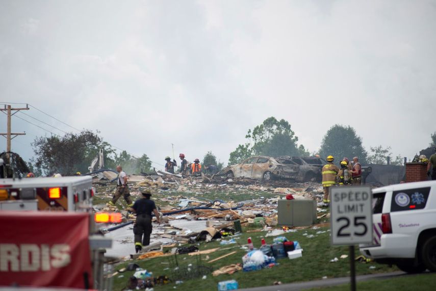 Policía y servicios de emergencia realizan tareas de búsqueda tras la explosión en una zona residencial en Plum, Penilvania, el sábado 12 de agosto de 2023.&nbsp;