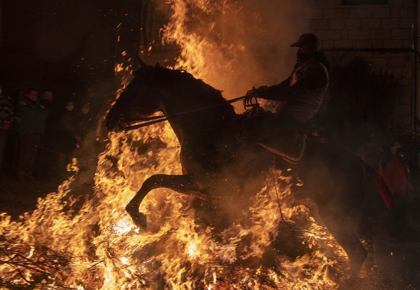 Ritual con caballos y fuego contra las pandemias
